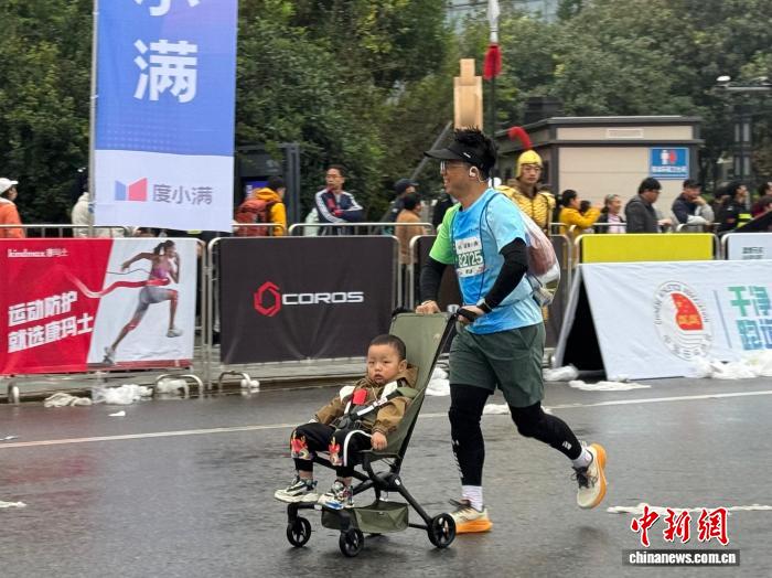 3.8万跑友与古都相约，西安马拉松清晨鸣枪开跑