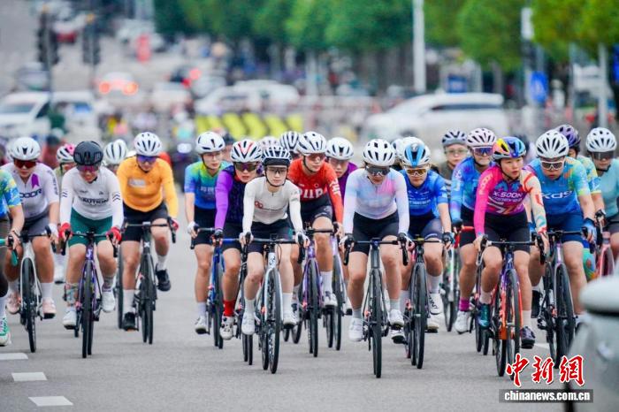 濑溪河2025中国青少年公路自行车联赛梁平站鸣枪