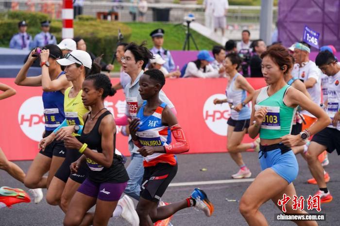 2025哈尔滨马拉松开跑 35000跑者冰城夏都激情竞速