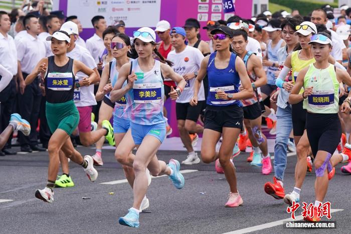 2025哈尔滨马拉松开跑 35000跑者冰城夏都激情竞速