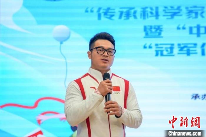 奥运冠军石智勇化身体育