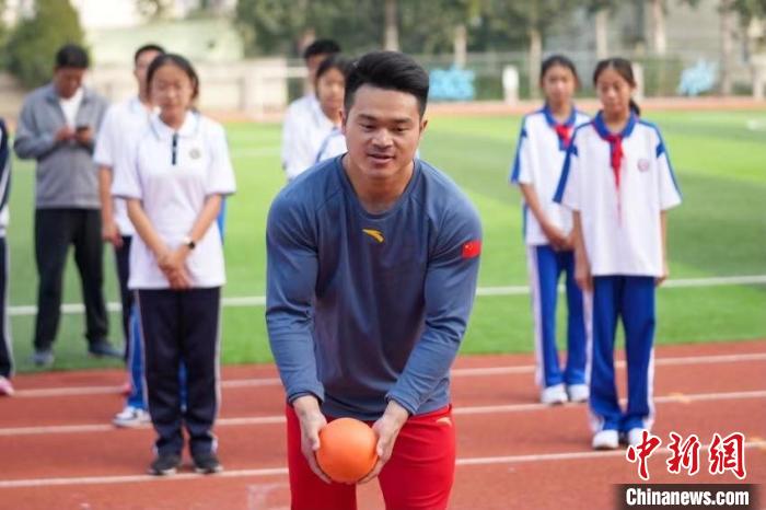 奥运冠军石智勇化身体育老师走进校园分享成长