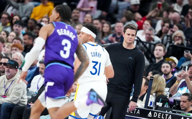 勇士残阵惜败爵士 附加赛席位岌岌可危