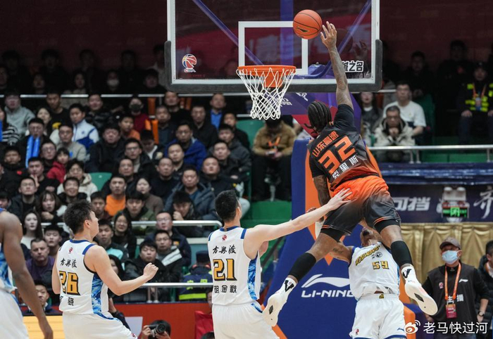 山东男篮锁定季后赛席位 外援短板与教练压力引