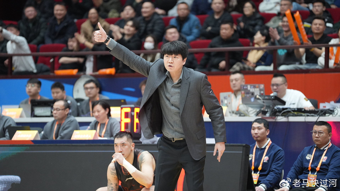 山东男篮锁定季后赛席位 外援短板与教练压力引